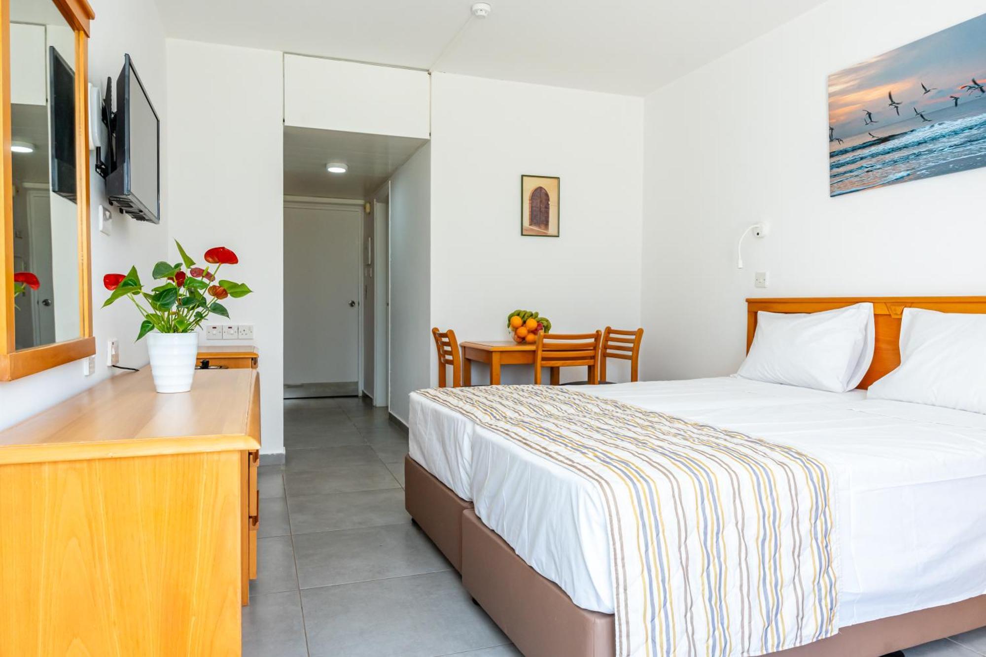 Helios Bay Hotel And Suites Klorakas Phòng bức ảnh
