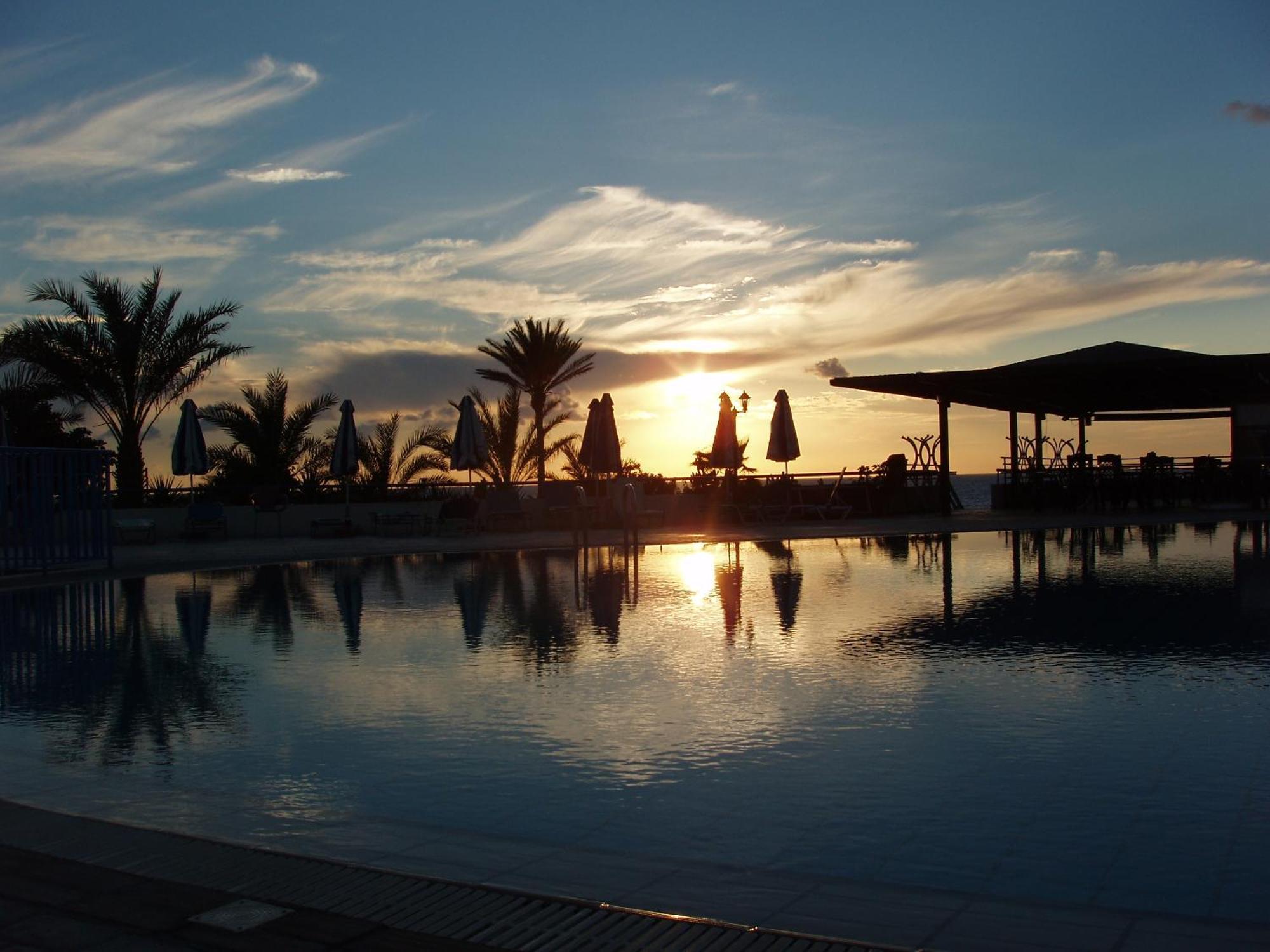 Helios Bay Hotel And Suites Klorakas Ngoại thất bức ảnh