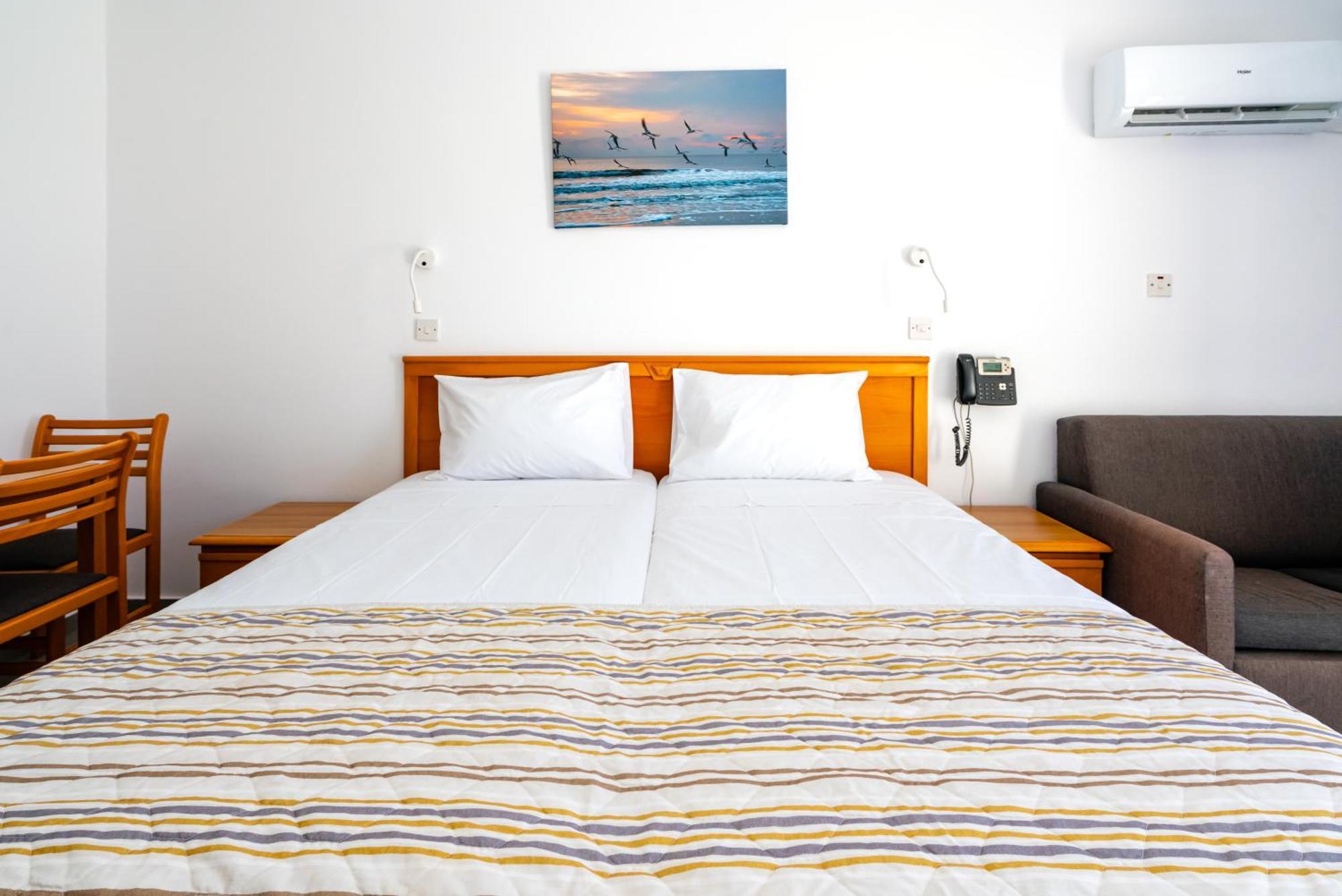 Helios Bay Hotel And Suites Klorakas Phòng bức ảnh