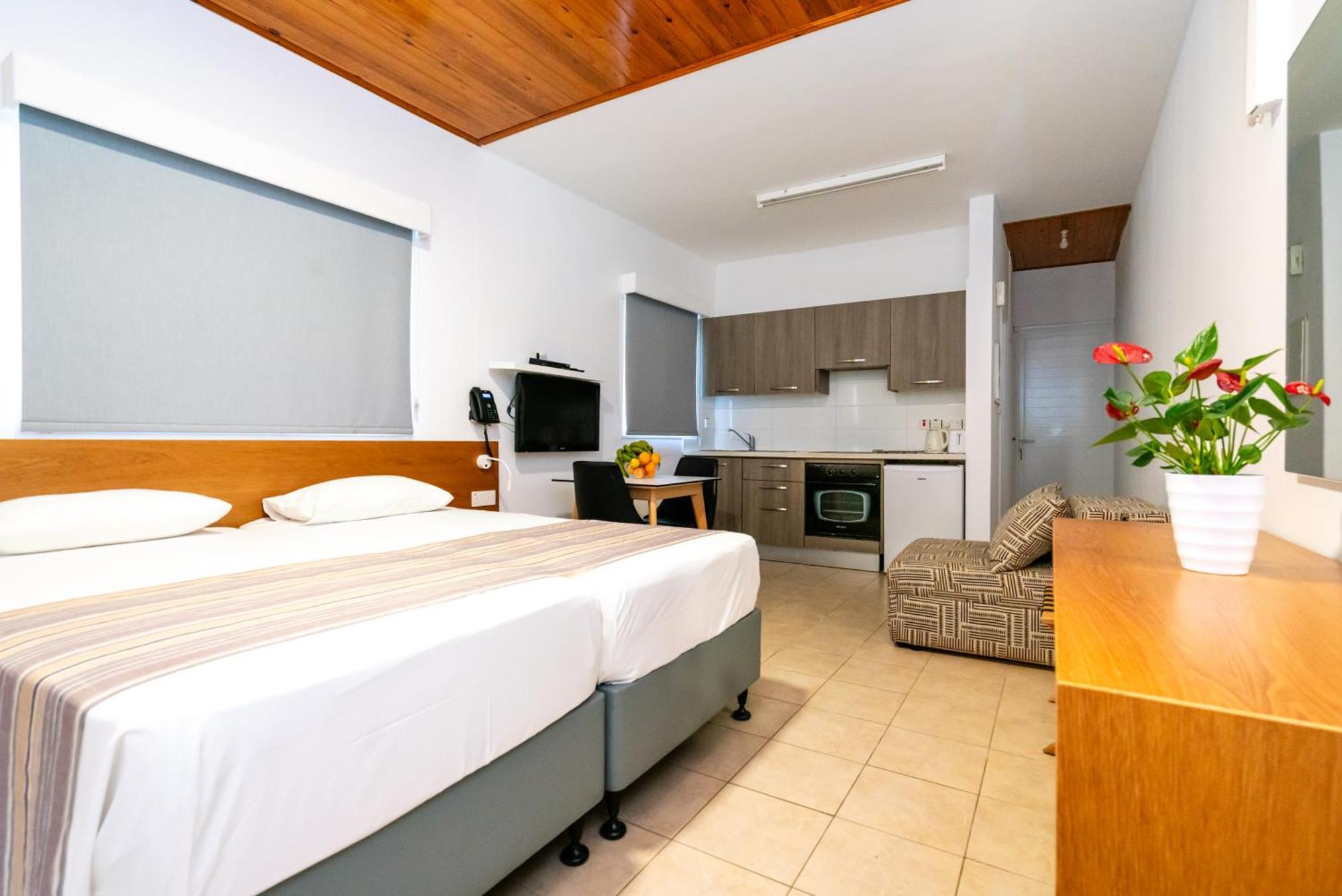 Helios Bay Hotel And Suites Klorakas Ngoại thất bức ảnh