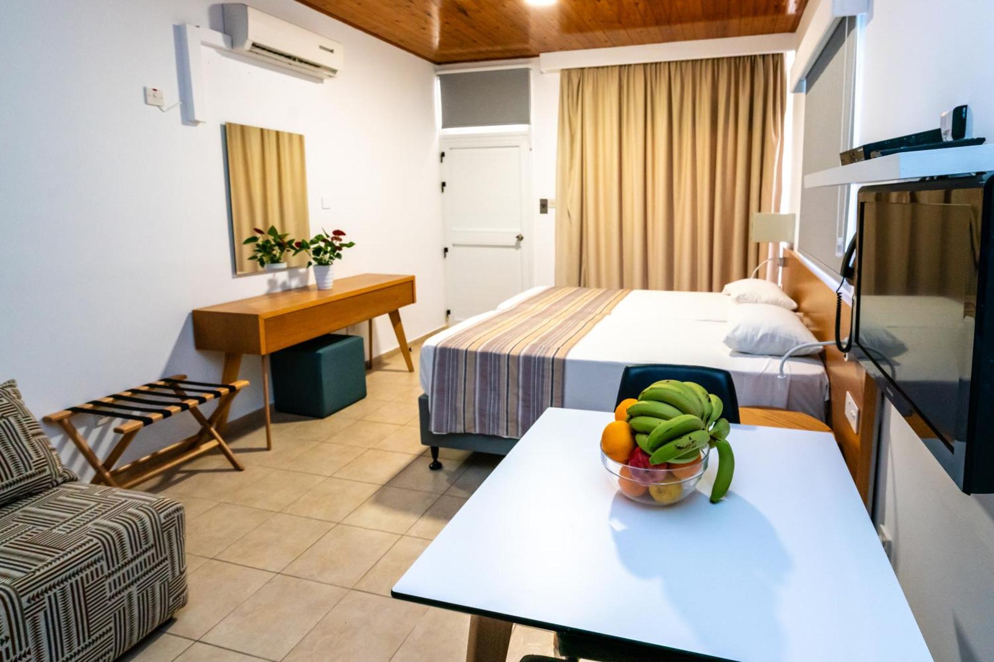 Helios Bay Hotel And Suites Klorakas Ngoại thất bức ảnh