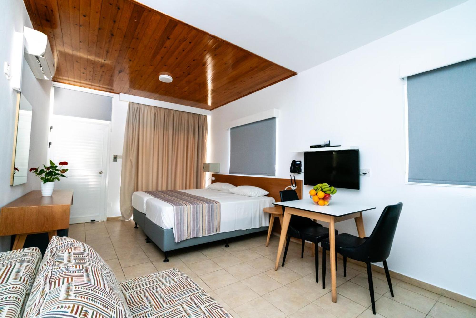 Helios Bay Hotel And Suites Klorakas Ngoại thất bức ảnh
