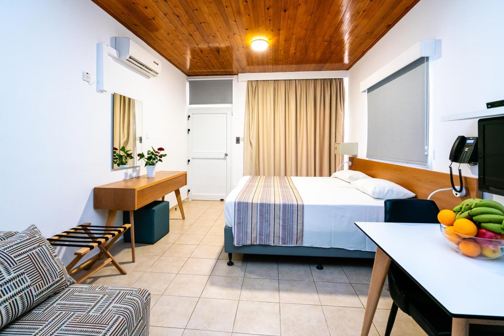 Helios Bay Hotel And Suites Klorakas Ngoại thất bức ảnh