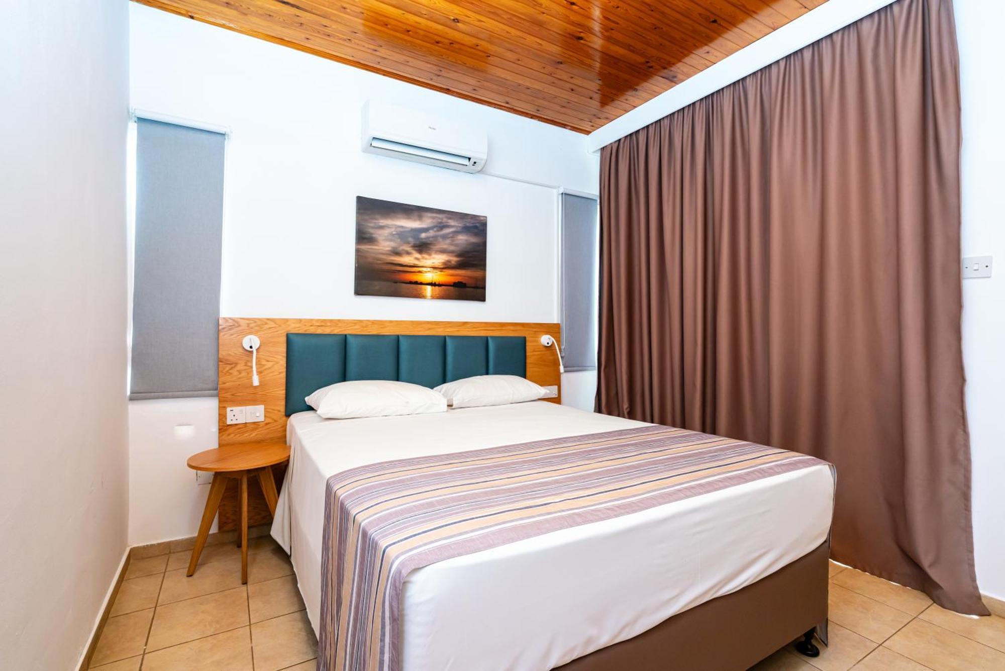 Helios Bay Hotel And Suites Klorakas Ngoại thất bức ảnh