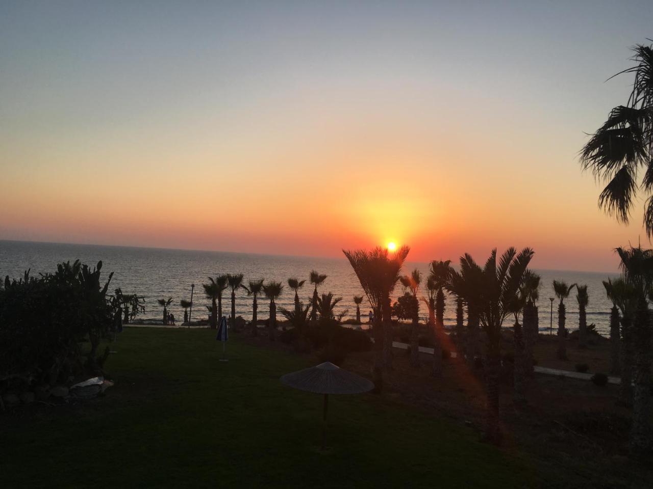 Helios Bay Hotel And Suites Klorakas Ngoại thất bức ảnh